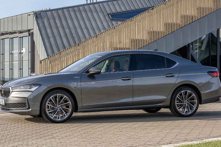 A Superb Hatch változata 200 kW-os rendszerteljesítményű hálózatról tölthető hibrid hajtásláncot kapott