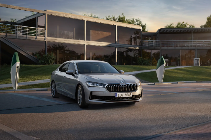 A vadonatúj Superb limuzin: elérhető a plug-in-hibrid hajtáslánc 